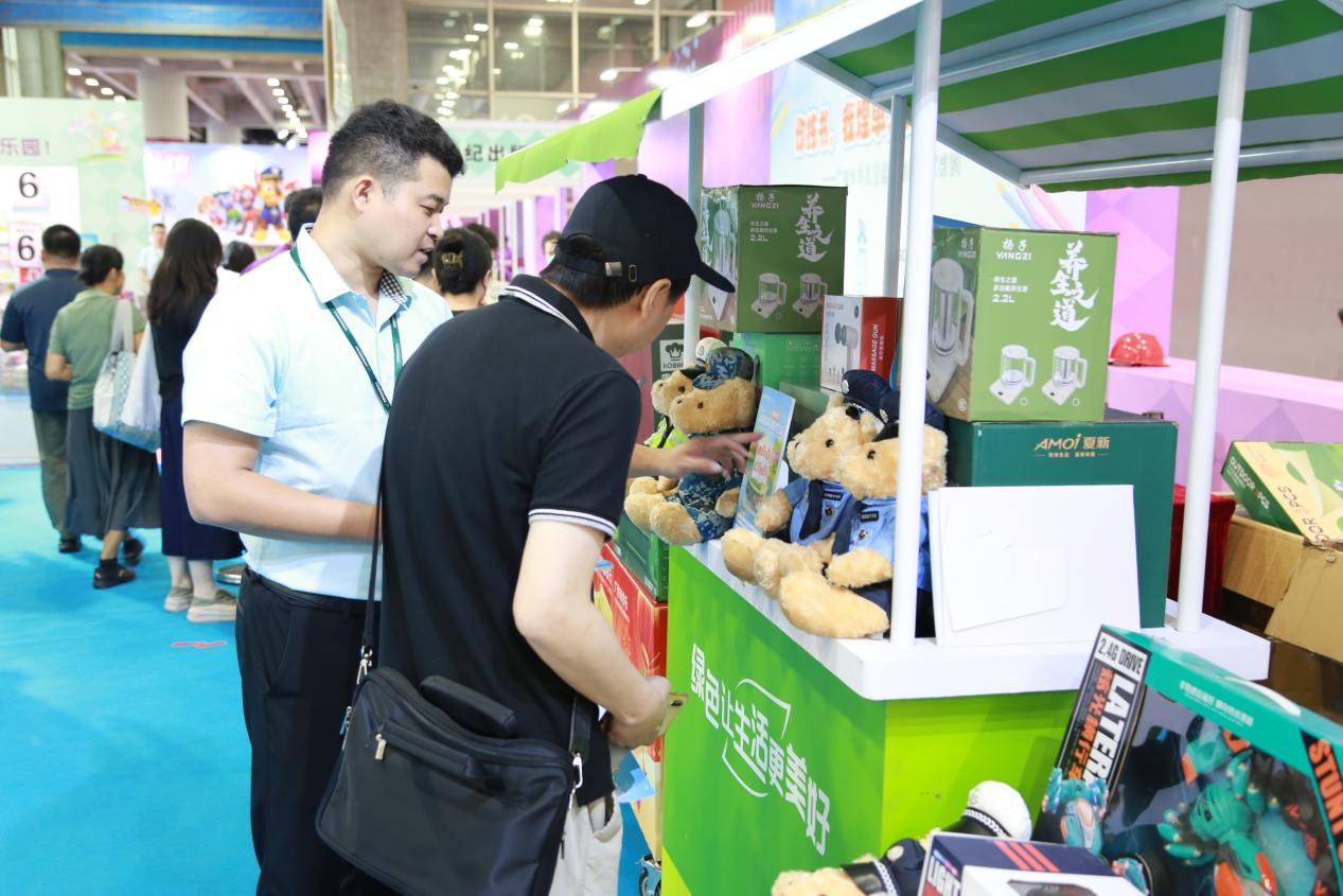 客户经理在南国书香节为参观市民讲解优惠政策（刘璨硕 摄）