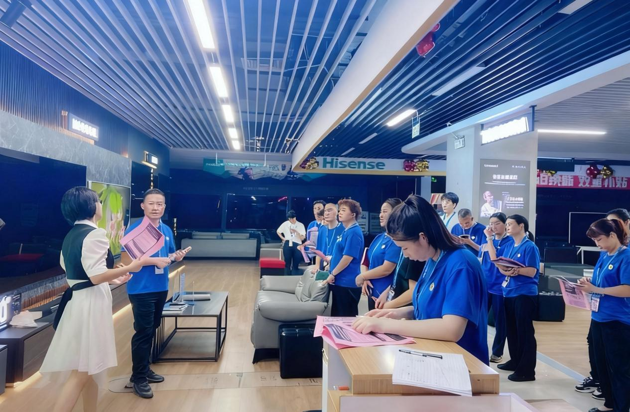 客户经理为苏宁易购店员开展专场政策答疑 （刘璨硕 摄）