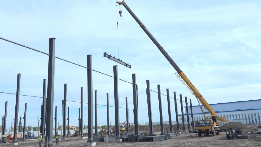 通榆县吉林化纤新能源有限公司1万吨碳纤维拉挤板项目建设现场一派繁忙景象（王英健 摄）