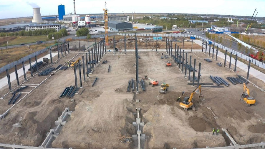 通榆县吉林化纤新能源有限公司1万吨碳纤维拉挤板项目建设现场一派繁忙景象（王英健 摄）