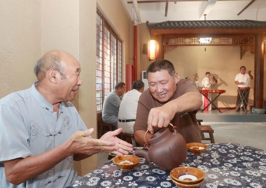 周边居民在百姓茶馆休闲。（吴天元 摄）
