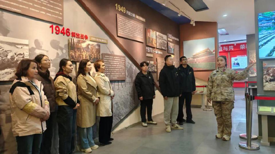 机关干部聆听老虎台乡民兵骑兵连事迹（李青 摄）