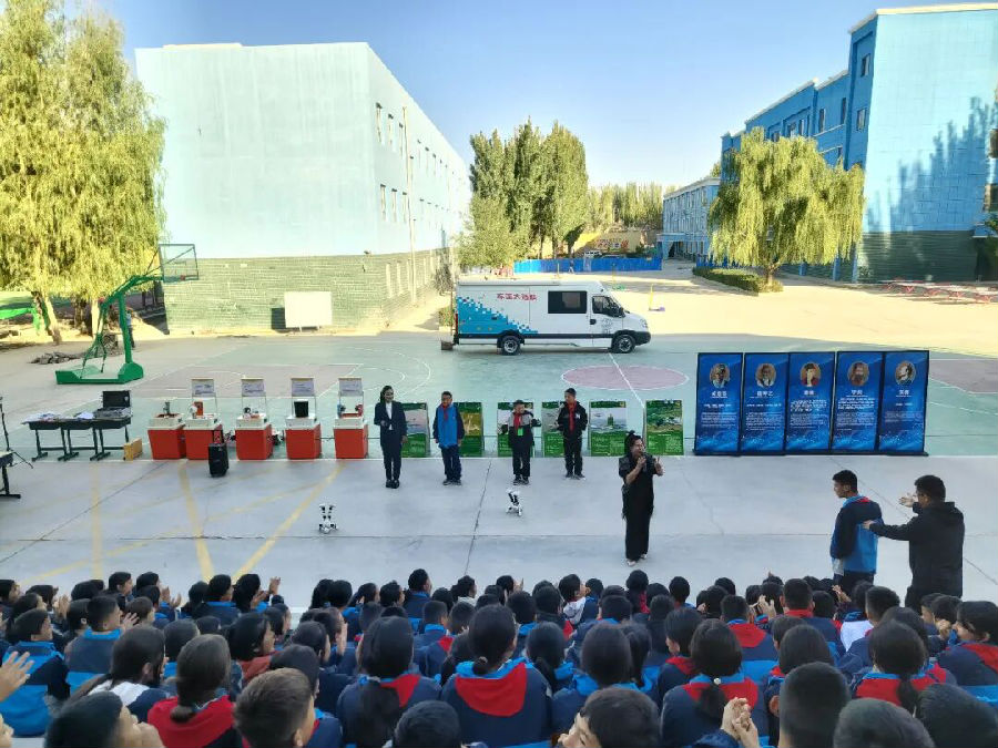 近距离让学生接触科学小实验（王恒 摄）