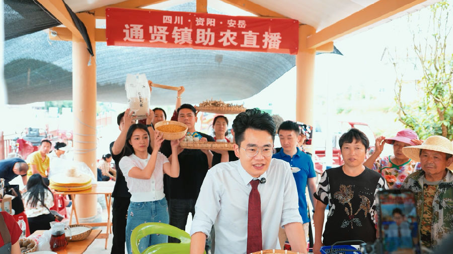 关祖苹通过直播为农户销售“土货”。（潘政吉 摄）