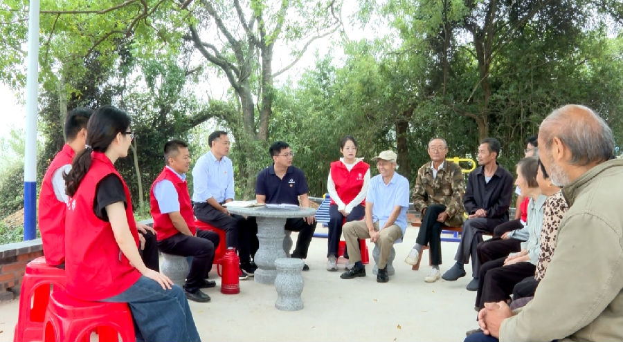 高山村两委到村头召开板凳会，听取民声民意（钱良好 摄）