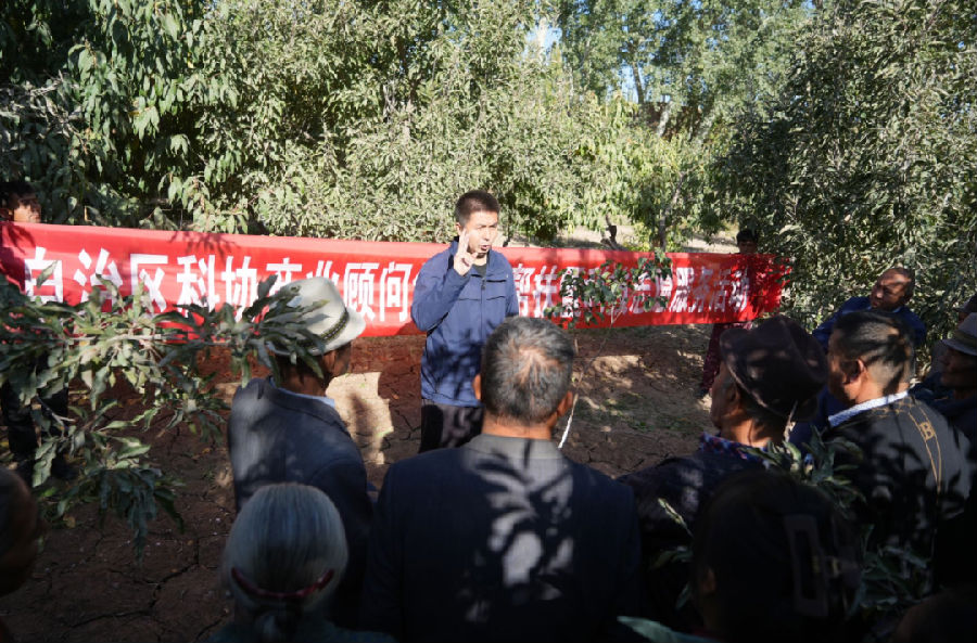 专家们为群众讲解问题（王恒 摄）