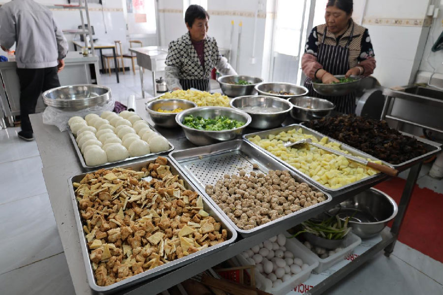 白事“一碗大锅菜”（梁瑞雪 摄）