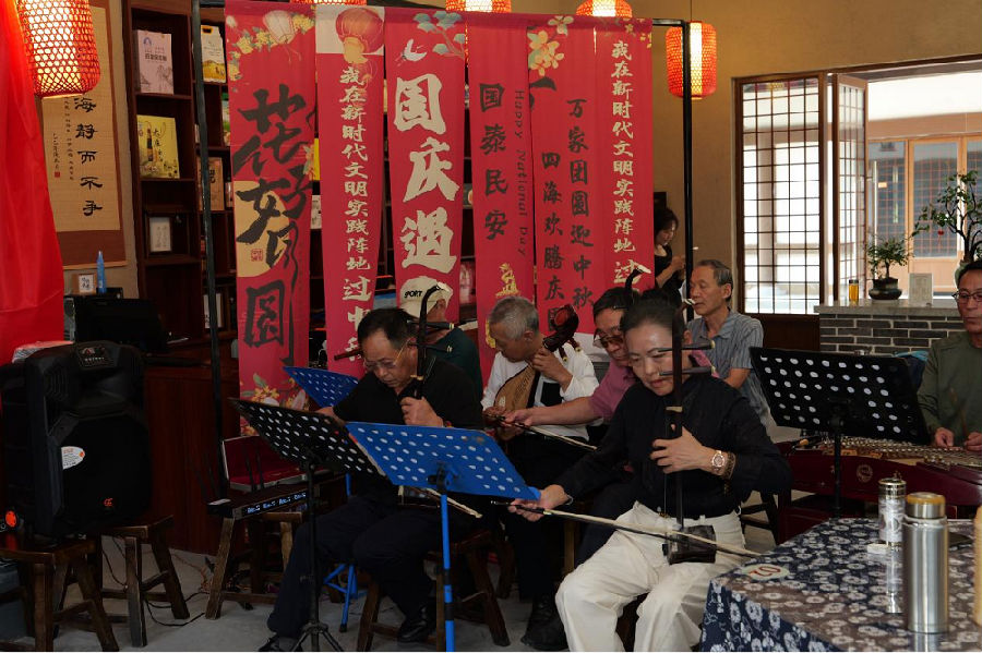 百姓茶馆内的文艺演出活动。（尤伟 摄）