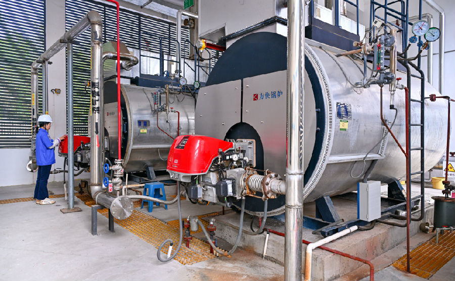 10月13日，在四川省眉山市仁寿县宝马镇餐厨垃圾处理厂内，工作人员正在查看沼气使用情况。（潘帅  摄）