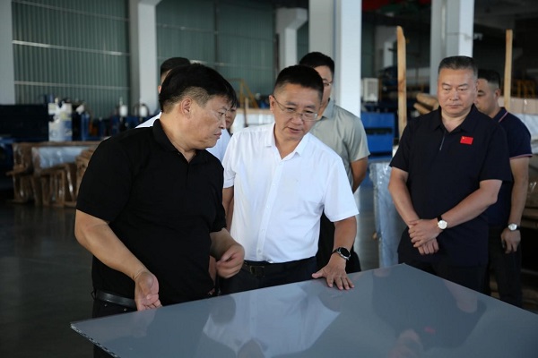 考察组深入苏州优缘建材有限公司生产车间等实地考察（张熙宇 摄）