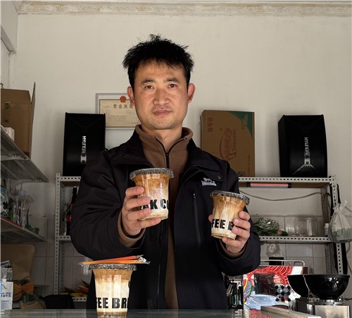 杨晓伟展示他刚做好的咖啡(刘婕 摄) 杨晓伟展示他刚做好的咖啡(刘婕 摄)