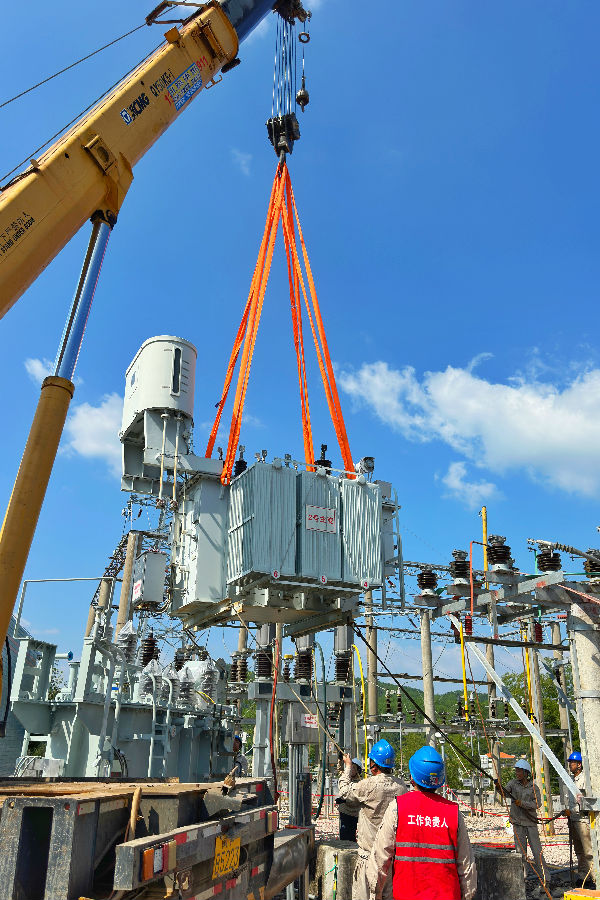 国网上杭县供电公司对35千伏中都变电站2号主变压器进行增容改造。(黄耀隆 摄) 国网上杭县供电公司对35千伏中都变电站2号主变压器进行增容改造。(黄耀隆 摄)