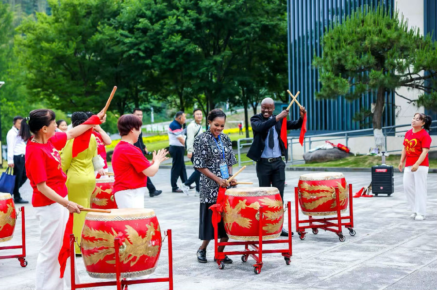 外籍友人体验余村大鼓（殷兴华 摄）
