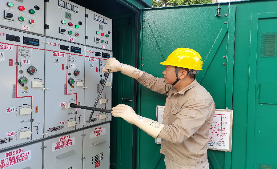 电力员工为骏凯（厦门）制衣有限公司配电室设备改造项目送电（叶江柳 摄）