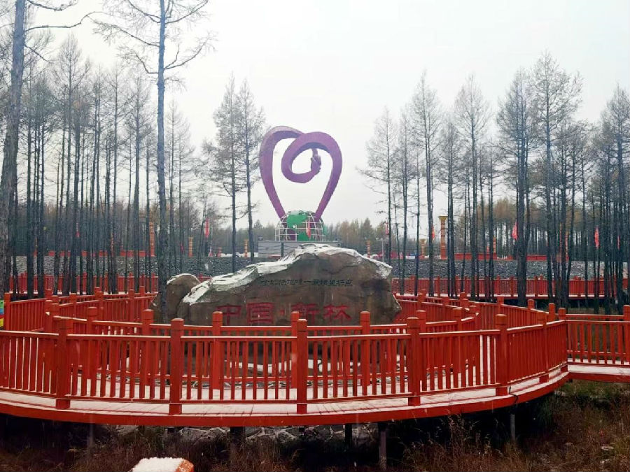 “中国爱情坐标点”牵手雕塑（陈嘉宇 摄）