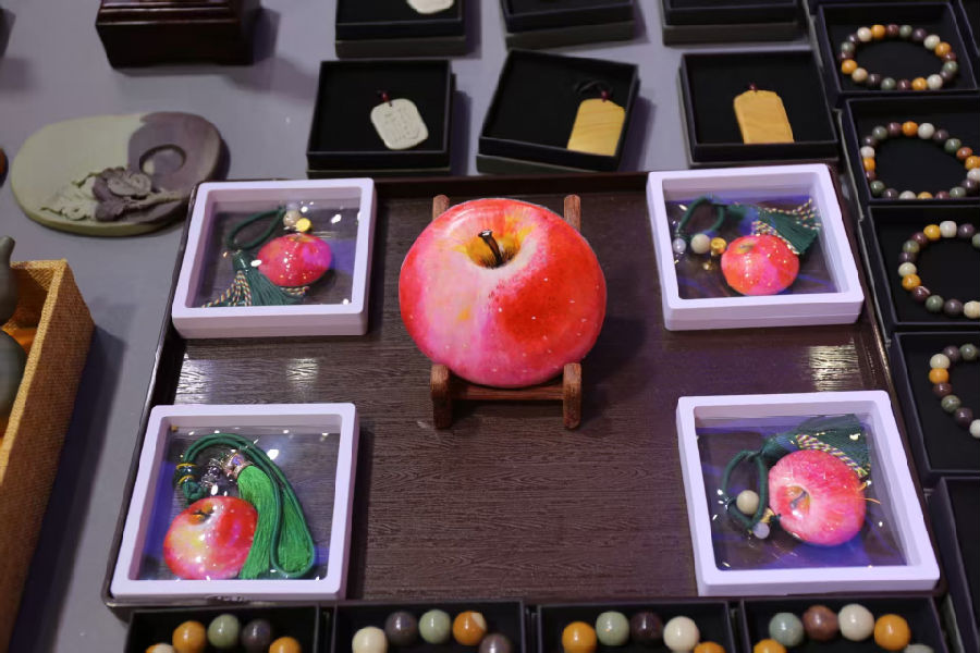 江源区松花石展品亮相第十届中国国际版权博览会（王浩宇 摄）