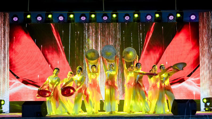 舞蹈表演现场（赵晓晨 摄）