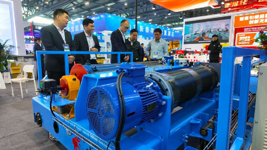 新式行星驱动起重机（张少刚 摄）