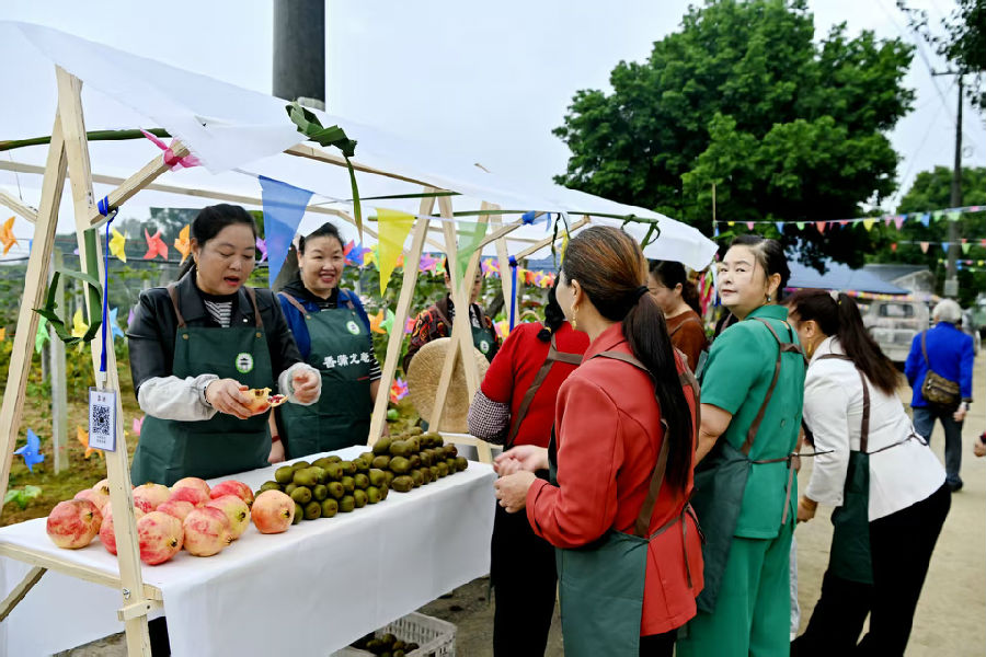 “龙池草市”现场（戚原 摄）