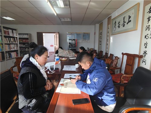 银行工作人员正在为客户办理贷款（解姣 摄）