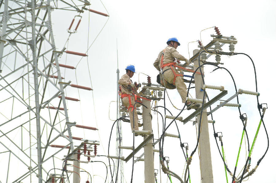 “东山县电力建设助力乡村振兴和渔旅产业双提升”项目施工（郑松清 摄）