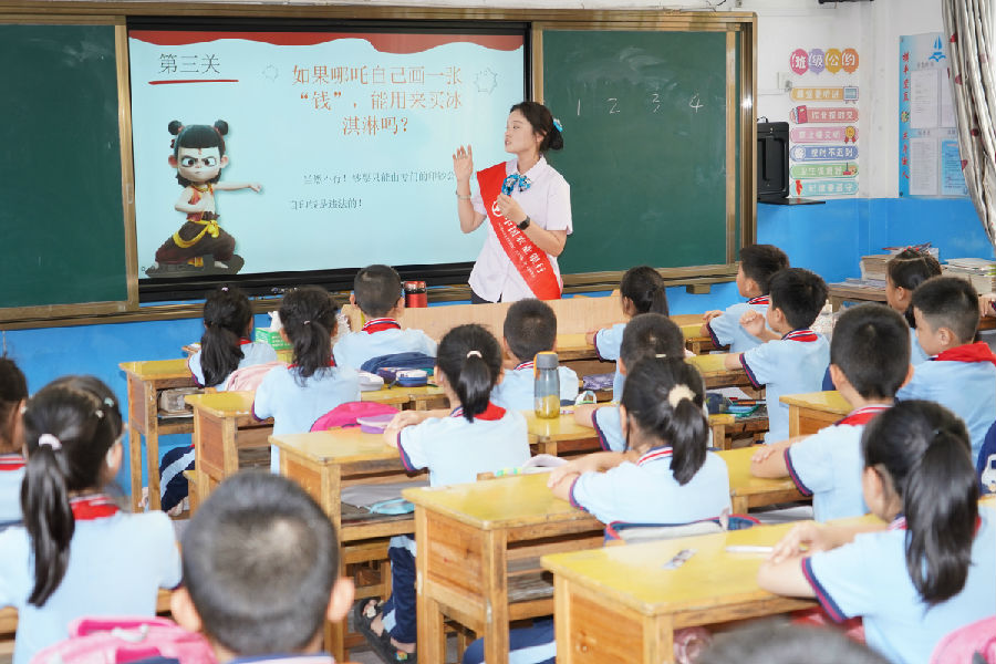 农业银行华安支行工作人员运用动画形象和趣味案例展开教学活动（张熙阳 摄）