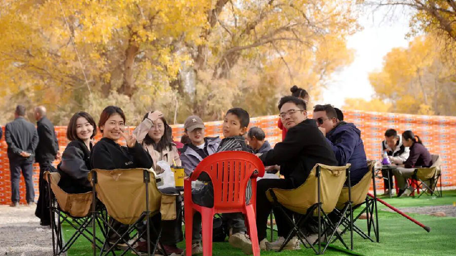 10月18日，游客在温宿县共青团镇萨叶科普胡杨林露营。（赵新昌 摄）