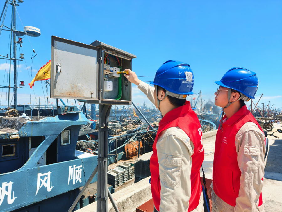 国网东山县供电公司党员服务队在东山澳角码头开展开渔节保供电安全用电检查（郑松清 摄）
