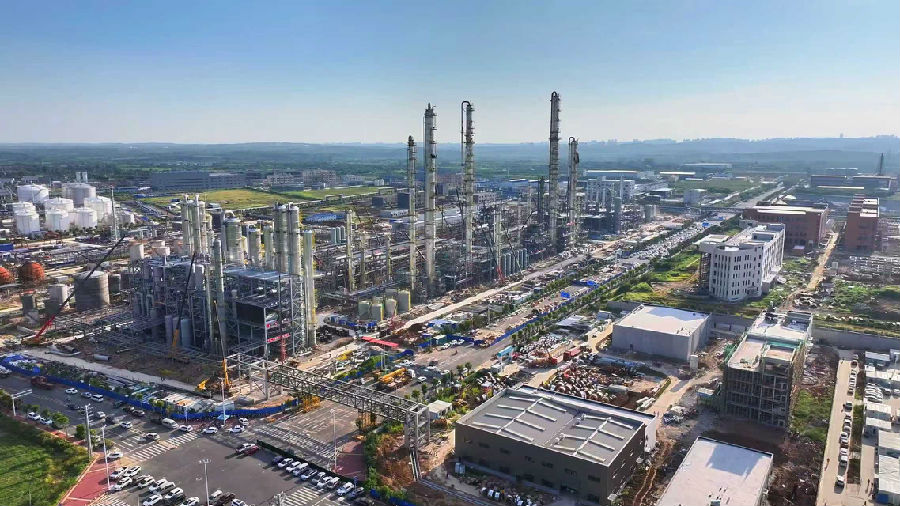 荆门源晗电池材料有限公司6座超100米的高塔已巍然耸立（李德银 摄）