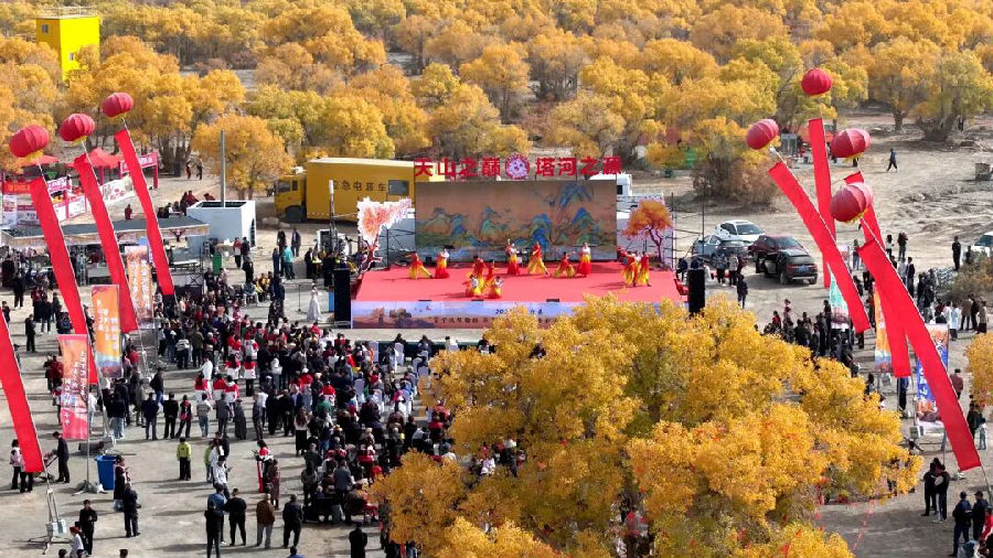 10月18日，2025年温宿县“赏金秋胡杨林 品生态碱山羊”乡村文化旅游系列活动在共青团镇萨叶科普胡杨林启幕。（杨礼文 摄）