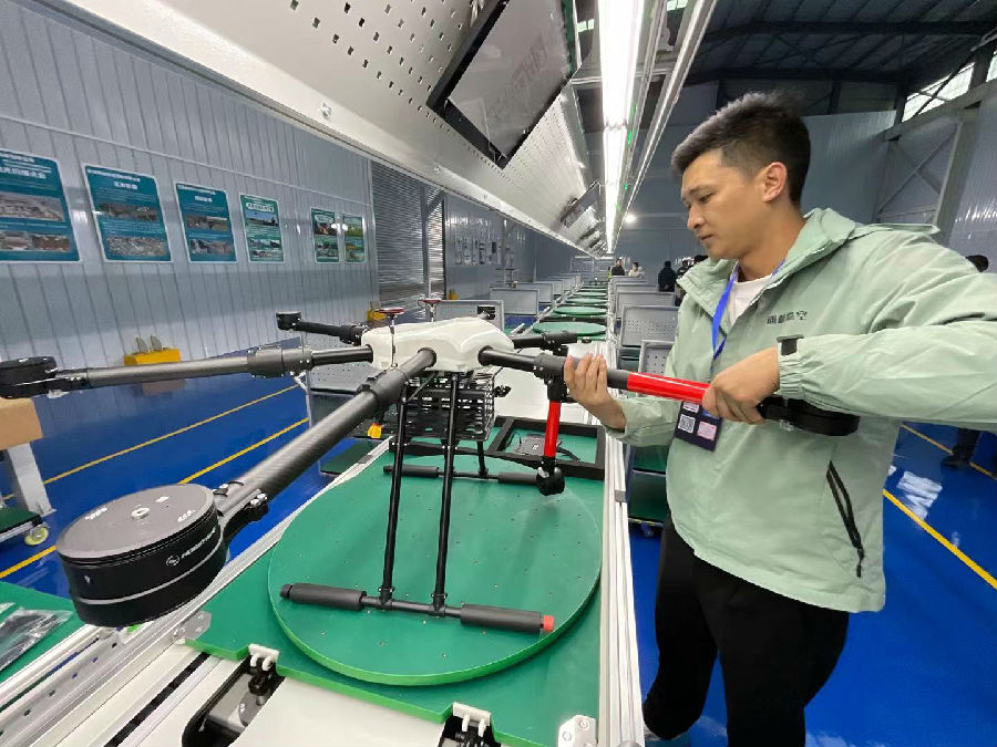 无人机组装(申维祖 摄)