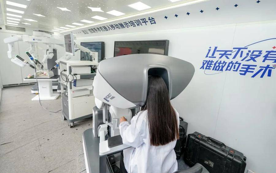 在安医大站内，培训师正在操作微创机器人。（陈三虎 摄）