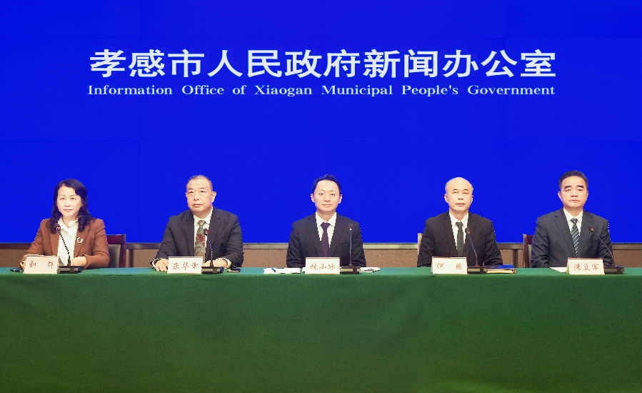 出席发布会主席台的嘉宾（吴垠 摄）