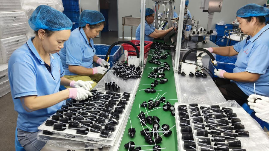 宁波市德煜包装有限公司工人正在生产线上忙碌生产（曾庆华 摄）