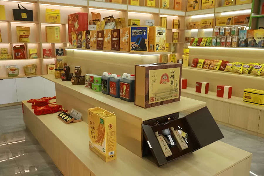  直营店内陈列的小米深加工产品琳琅满目（郭学红  摄）