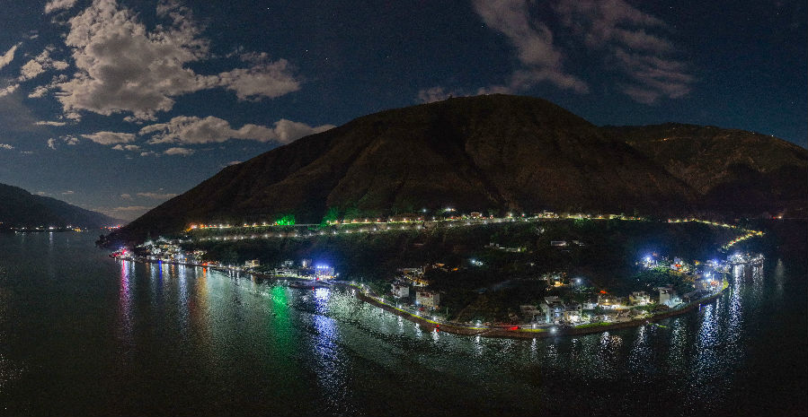 夜色下的垂钓区（余云换 摄）