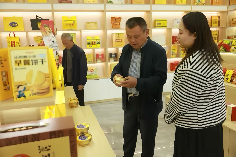 顾客在直营店内细品好物（郭学红  摄）