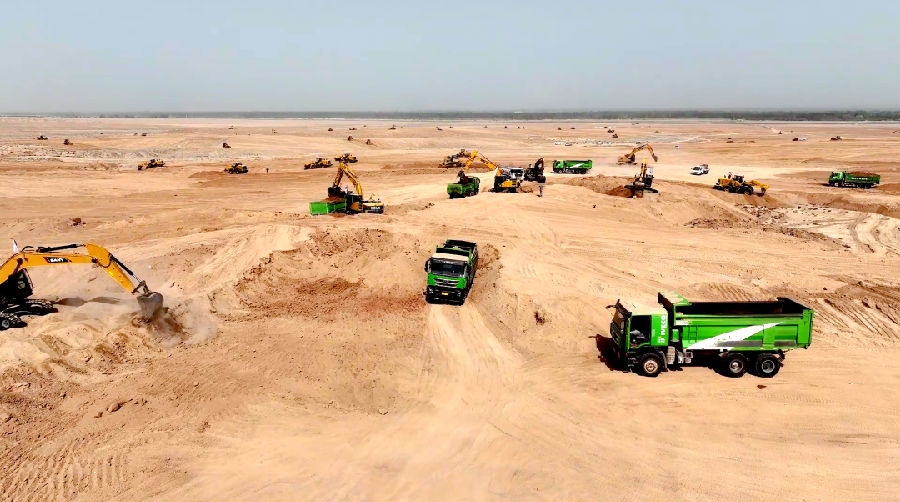 平整土地作业现场（阿依古力·吐尼亚孜 摄）