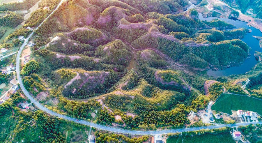 江西省305省道武宁县新宁镇段(李春玲 摄) 江西省305省道武宁县新宁镇段(李春玲 摄)