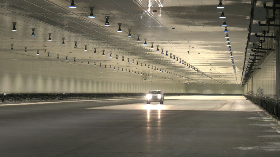 测试车在冰雪动态广场内测试画面（赵兴宇 摄）