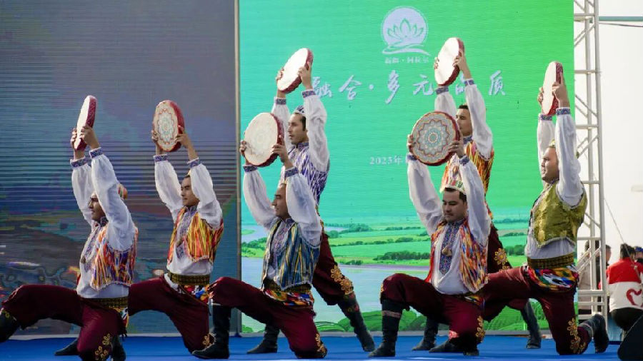 文艺演出（王恒 摄）