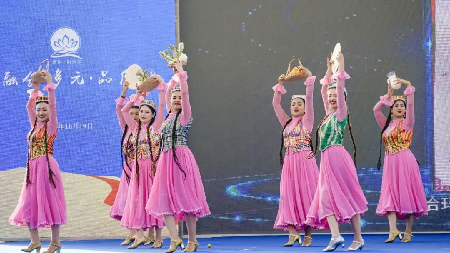 文艺演出（王恒 摄）