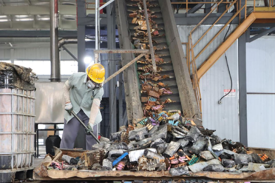 丰融电池废电池拆解（王静茹 摄）