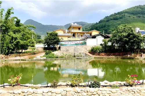 美丽的村庄环境（李自林 摄）