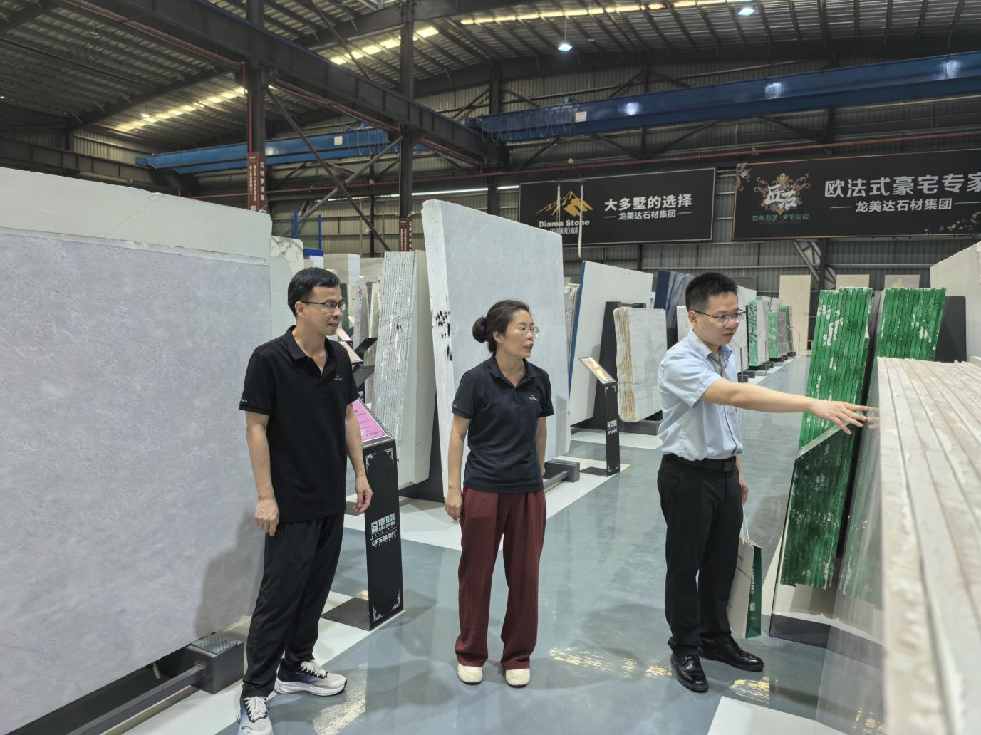 邮储银行云浮市分行信贷客户经理走访企业日常（李银姬 摄）