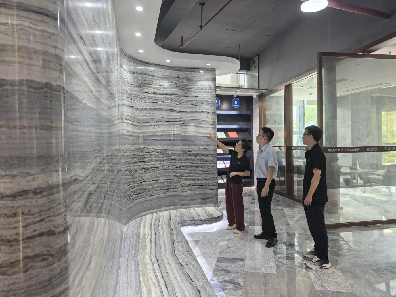 邮储银行云浮市分行信贷客户经理走访企业日常（李银姬 摄）