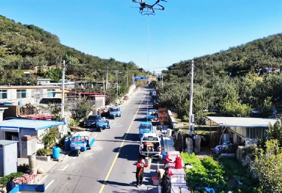 无人机运输苹果（邓钦予 摄）