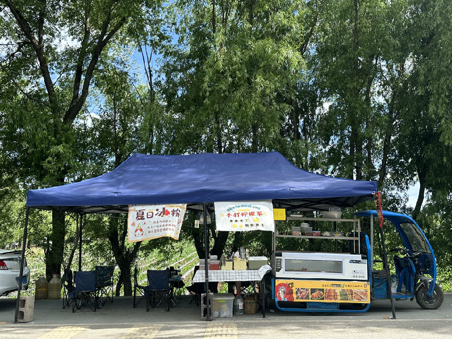 剑湖边的冷饮小食摊（王琪敏 摄）