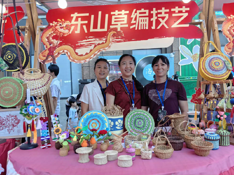 东山草编产品展示（陈创淼 摄）