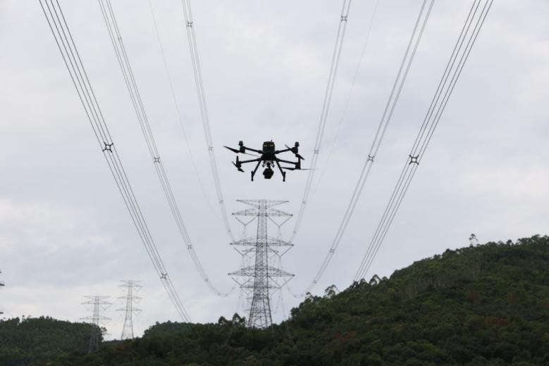 国网泉州供电公司引入机载“边缘计算模块”的无人机进行线路巡检（曹晶 摄）